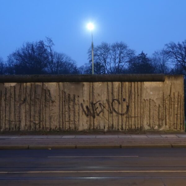 ベルリンの壁はなぜ築かれたのか。壁が築かれた理由を解説