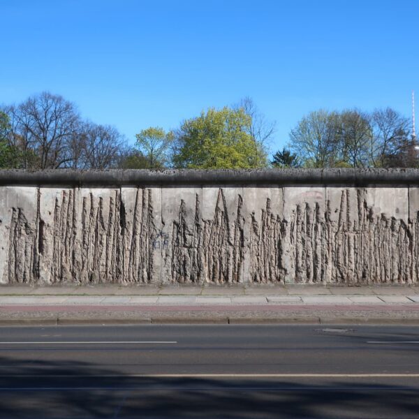 ベルリンの壁はなぜ崩壊したのか。壁が崩れた理由を解説