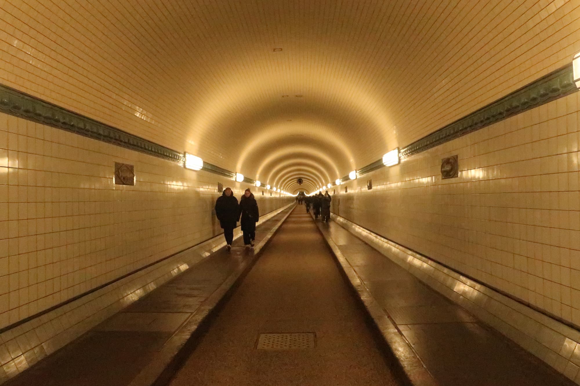 ハンブルクの穴場観光スポット:レトロな空間を楽しめる「旧エルベ・トンネル」